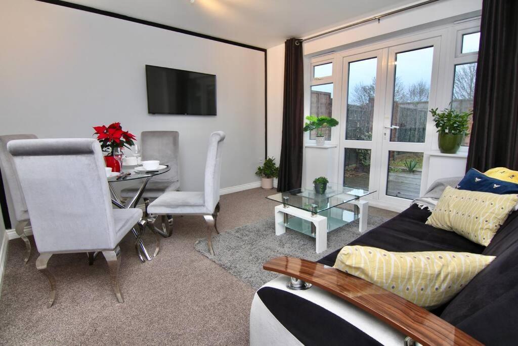 Daimler House - Cosy Home Near Coventry City Centre Buitenkant foto